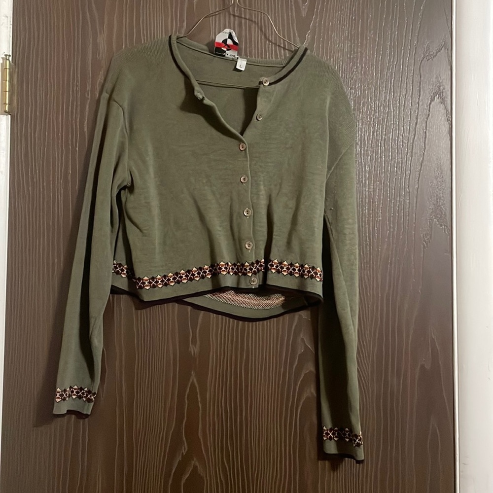 Green crop style sweater with burgundy and dark blue edging